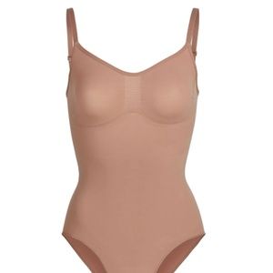 SKIMS sculpting bodysuit w. snaps SIENNA S/M